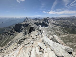 vista dalla vetta verso il lato in cui si scende se si vuole fare il percorso ad anello