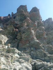 fine del sentiero, freccia gialla per il primo salto; valutare il passaggio