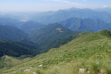 Dalla vetta della Massa Turlo la cresta per Le Piane, lato Valsesia