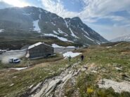 Partenza a secco ma a sx c'è una lingua di neve continua perfetta per la discesa fino all'auto