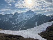 Inizio neve continua, Suretta sullo sfondo