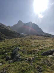 Il pendio erboso che precede la parete.