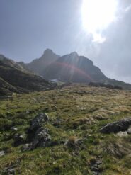 Il pendio erboso che precede la parete.