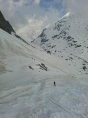In fondo al Barracco, evidente alla mia sinistra la rigola provocata dalla neve 