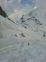 In fondo al Barracco, evidente alla mia sinistra la rigola provocata dalla neve 