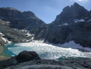 Il lago parzialmente ghiacciato.