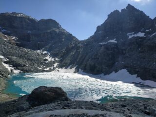 Il lago parzialmente ghiacciato.