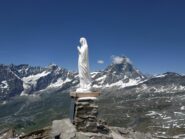 In cima, verso nord.
