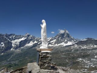 In cima, verso nord.