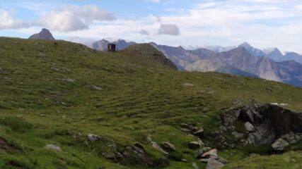 Il nuovo bivacco Chardoney  fotografato dall'omonimo alpeggio