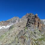 Uno dei bei torrioni di gneiss nel primo tratto di cresta