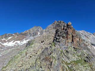 Uno dei bei torrioni di gneiss nel primo tratto di cresta