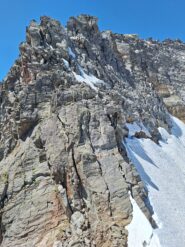 Il primo tratto di cresta: evidente la fessura di salita a sx della cornice e poi il camino da dx a sx