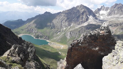 lago di Cignana dalla sella al sommo del canalone sotto la vetta del Seriola..