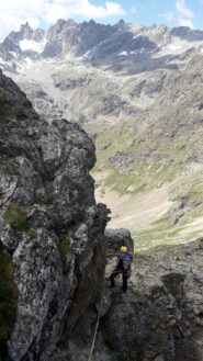 salendo in diagolane verso una breche sul filo di cresta..