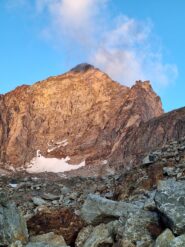 L'Emilius si colora all'alba, a dx la cresta dei 3 curati