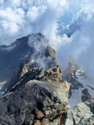 La cresta con l'evidente Triangolo visti dalla cima