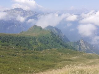 Cima della Pace (la più verde), Punta Bartivolera e Grupas visti dalle pendici della Punta Pellerina