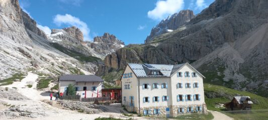 Rifugio Vajolet e sentiero per il passo Principe (che oggi non percorro)