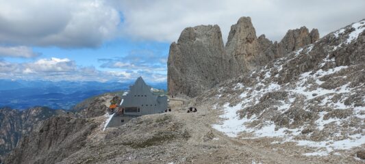 Il discusso nuovo rifugio Santner e la Croda di Re Laurino