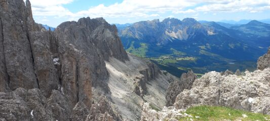 Il panorama dal passo Santner, vero il Latemar