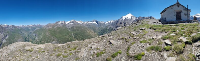 La chiesetta (aperta) in cima
