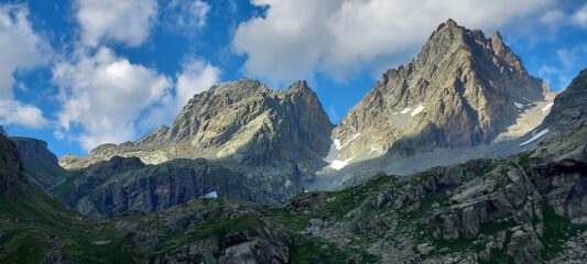 Spettacolo arrivando al rifugio... si individua bene il percorso di salita al colle delle Cadreghe