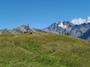 la cima, con sfondo P.ta di Barasson e Mont Velan