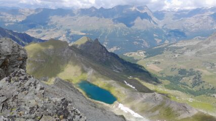 Il Lago dal Monte Perrin, dietro Monte della Nonna e l'ardito Pezzei