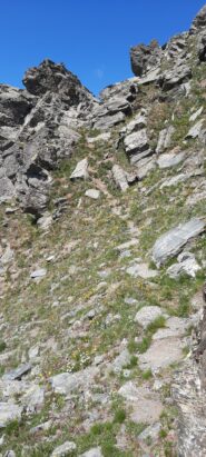 traccia di sentiero fra roccette