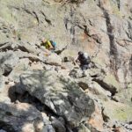 il percorso si insinua fra le rocce