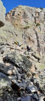 il percorso si insinua fra le rocce