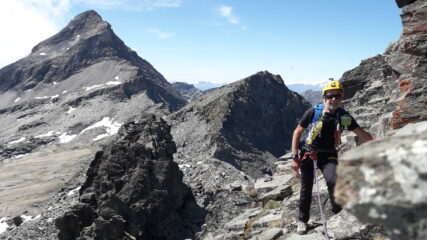 in basso il torrione che si aggira alla sua dx al centro il Bec Forcu' a sx al fondo il Testa Grigia dalla cresta di salita al Rothorn grande..