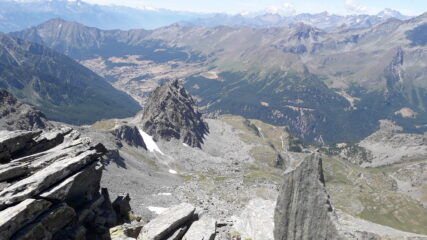 dal Rothorn grande al centro il Sarezza..sullo sfondo l'alta val d'Ayas
