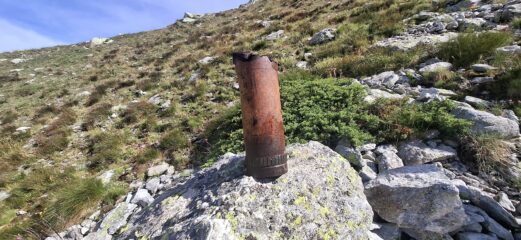 In basso numerosi resti del poligono militare