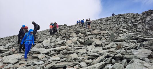 in discesa sulla pietraia sotto la cima del Grand Tournalin