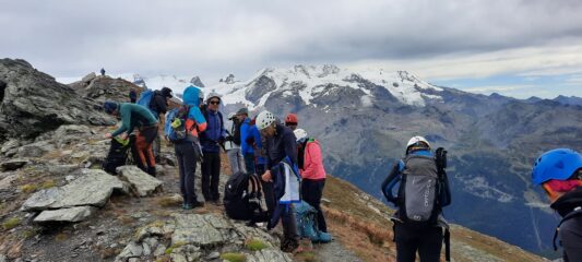 in vetta con tempo nuvoloso e freddo