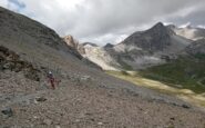 il   traverso su ghiaioni verso il colletto.