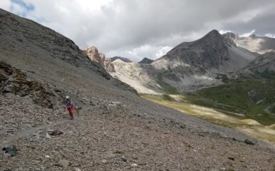 il   traverso su ghiaioni verso il colletto.