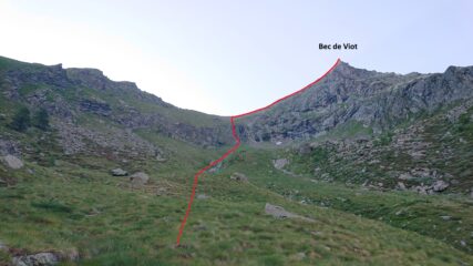 Il vallone da salire e il canale ripido al centro