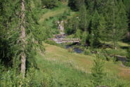 Il ponte Maddalene, che attraversa il torrente e porta agli alpeggi di Creton