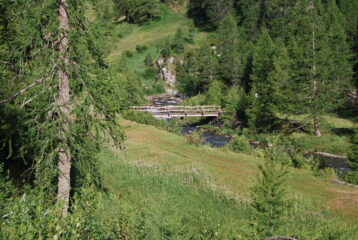 Il ponte Maddalene, che attraversa il torrente e porta agli alpeggi di Creton