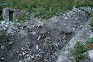L’attraversamento del torrentello dove termina la pista sterrata che sale dagli alpeggi
