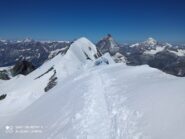 ultimo tratto alla cima centrale con dietro l'occidentale e sul fondo il Cervino