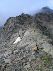 Il risalto chiave della cresta (il camino è quello sopra il nevaio)