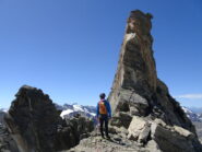 Lo spigolo verticale della Mezzenile, a dx la cengia che lo scontorna (foto mgulliver)