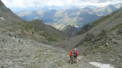 Discesa verso il lago, al centro Monte Castello e Pezzei
