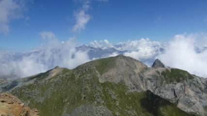 in primo piano punta Malanotte con dietro Punta Pian Paris. A dx spunta Il Villano
