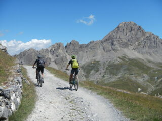 lo sterrato dell'altopiano della Gardetta e Rocca la Meja