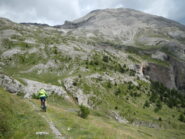 discesa in un ambiente spettacolare  di fronte al Monte Seguret